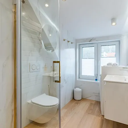 Ksiezycowy Z Balkonem- *